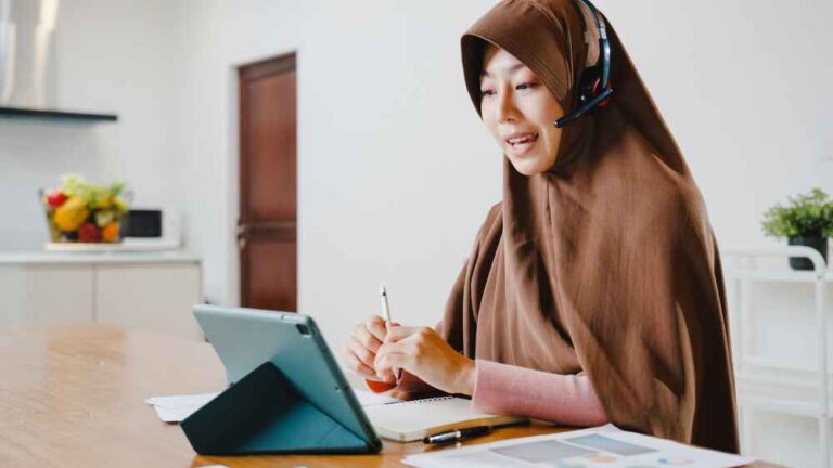 Instructor conducting a one-on-one online Quran lesson